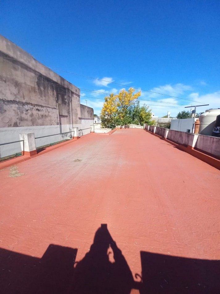 Casa 4 Dormitorios con Cochera, Jardin y Terraza en Barrio Arroyito
