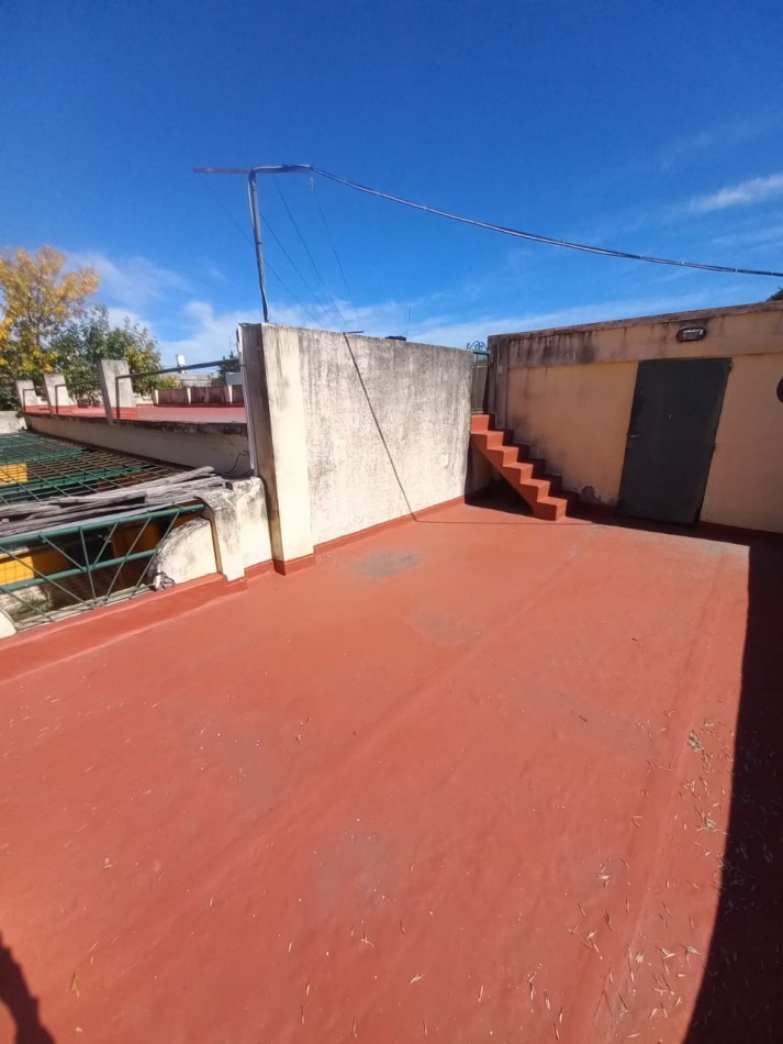 Casa 4 Dormitorios con Cochera, Jardin y Terraza en Barrio Arroyito