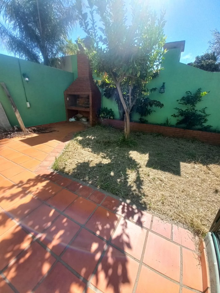 Casa 4 Dormitorios con Cochera, Jardin y Terraza en Barrio Arroyito