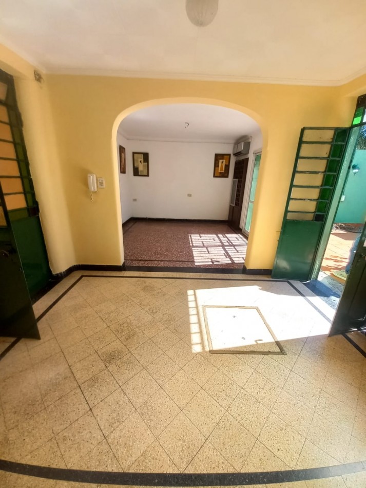 Casa 4 Dormitorios con Cochera, Jardin y Terraza en Barrio Arroyito
