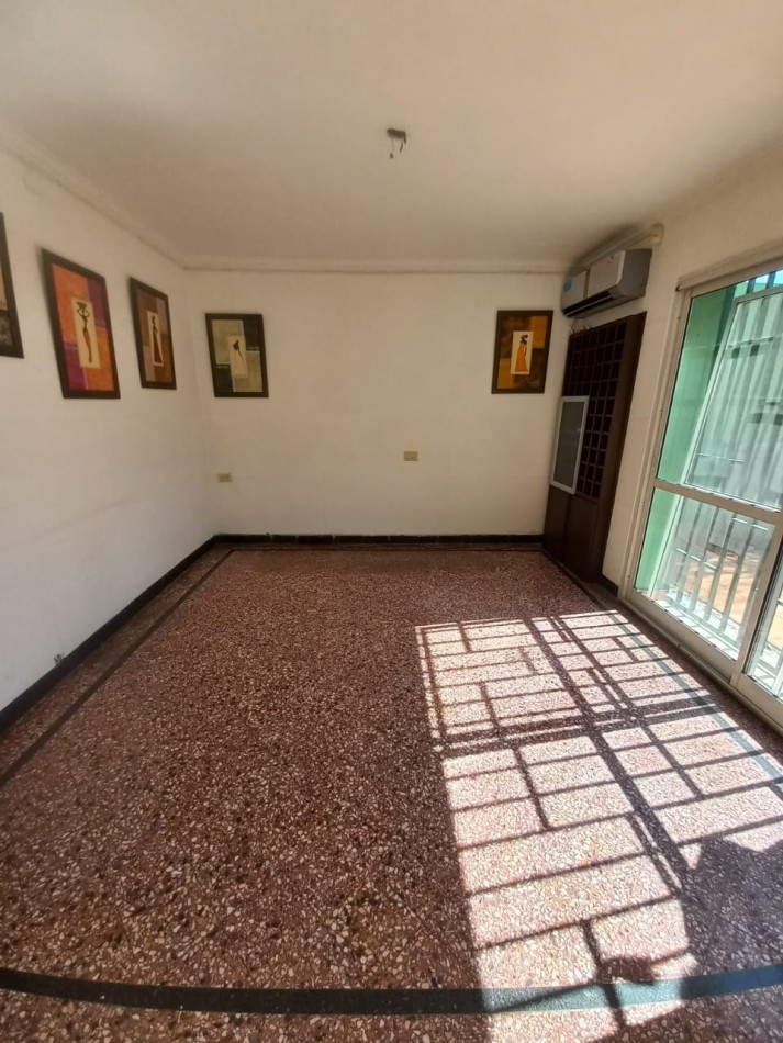 Casa 4 Dormitorios con Cochera, Jardin y Terraza en Barrio Arroyito