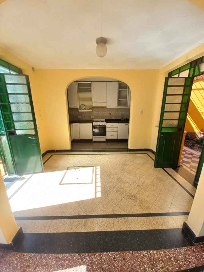 Casa 4 Dormitorios con Cochera, Jardin y Terraza en Barrio Arroyito