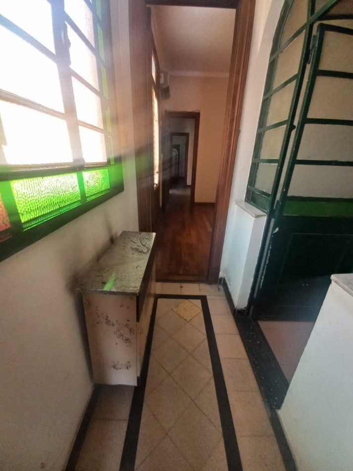 Casa 4 Dormitorios con Cochera, Jardin y Terraza en Barrio Arroyito