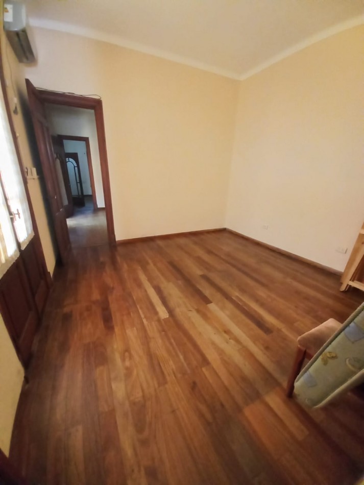 Casa 4 Dormitorios con Cochera, Jardin y Terraza en Barrio Arroyito