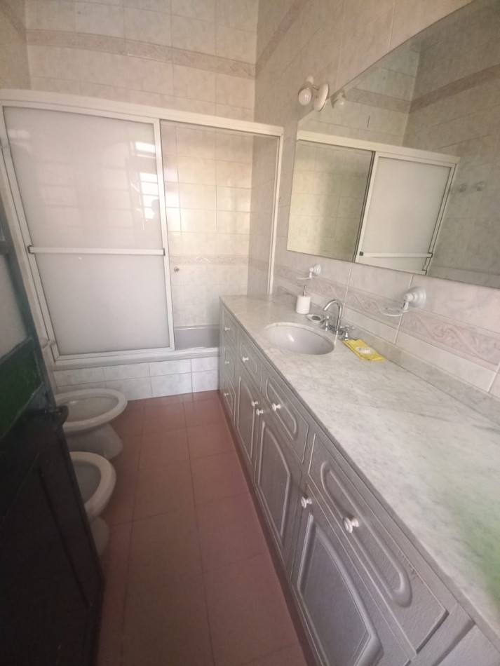 Casa 4 Dormitorios con Cochera, Jardin y Terraza en Barrio Arroyito