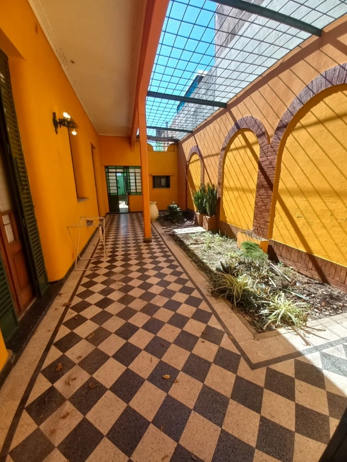Casa 4 Dormitorios con Cochera, Jardin y Terraza en Barrio Arroyito