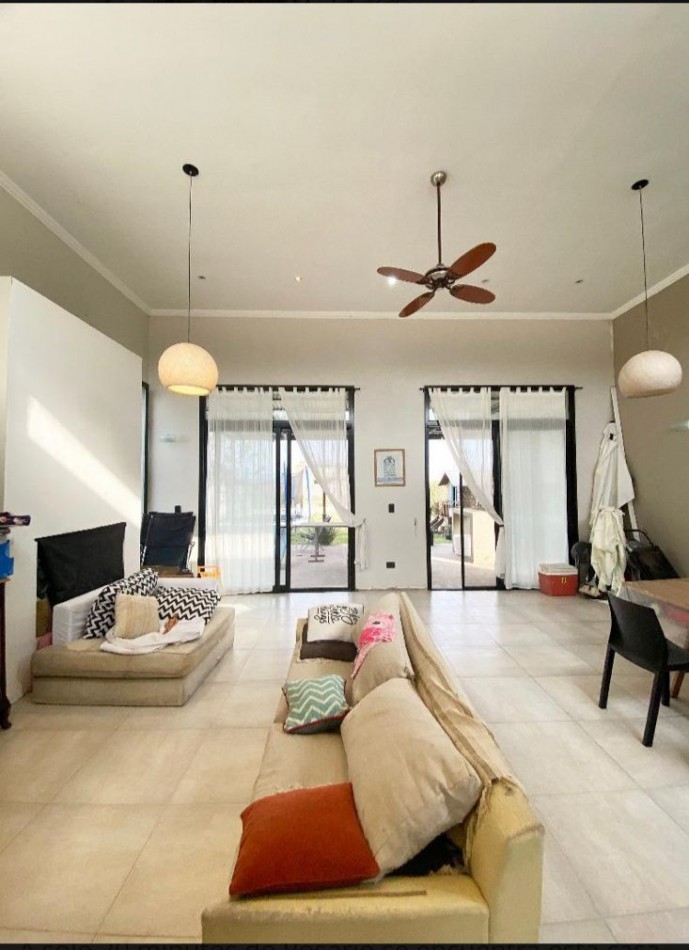 Casa 3 Dormitorios con Pileta y Jardin en Villa Amelia