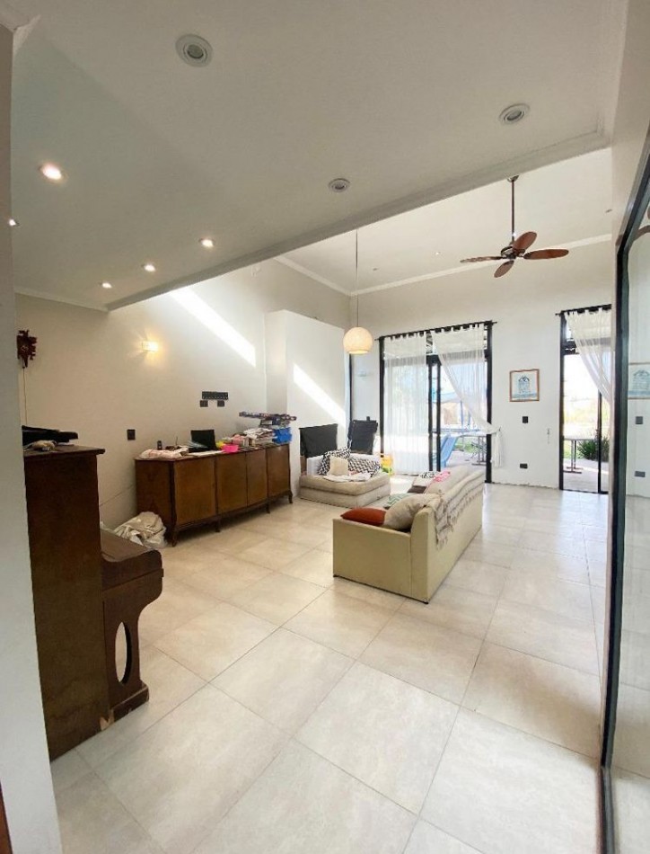 Casa 3 Dormitorios con Pileta y Jardin en Villa Amelia
