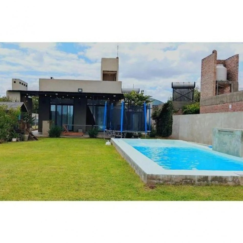 Casa 3 Dormitorios con Pileta y Jardin en Villa Amelia