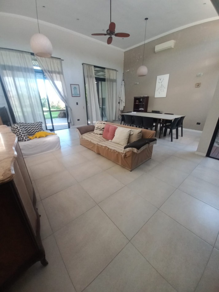 Casa 3 Dormitorios con Pileta y Jardin en Villa Amelia