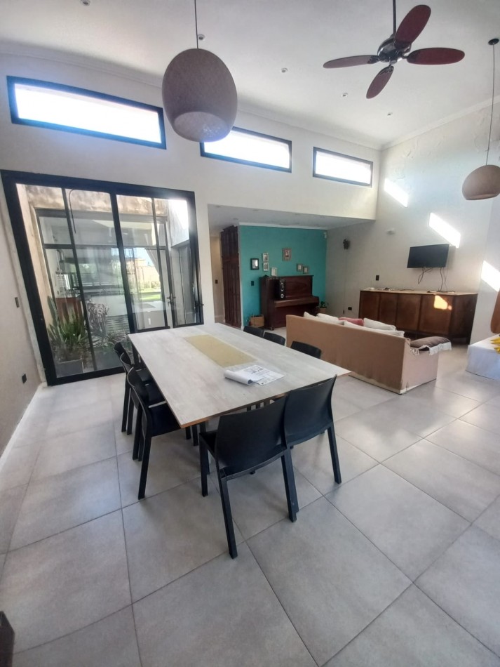 Casa 3 Dormitorios con Pileta y Jardin en Villa Amelia