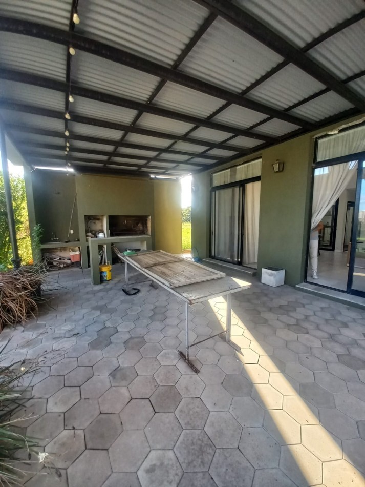 Casa 3 Dormitorios con Pileta y Jardin en Villa Amelia