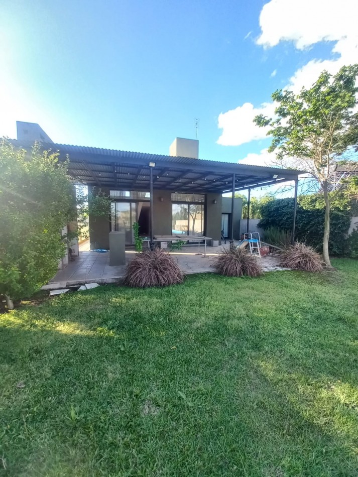 Casa 3 Dormitorios con Pileta y Jardin en Villa Amelia