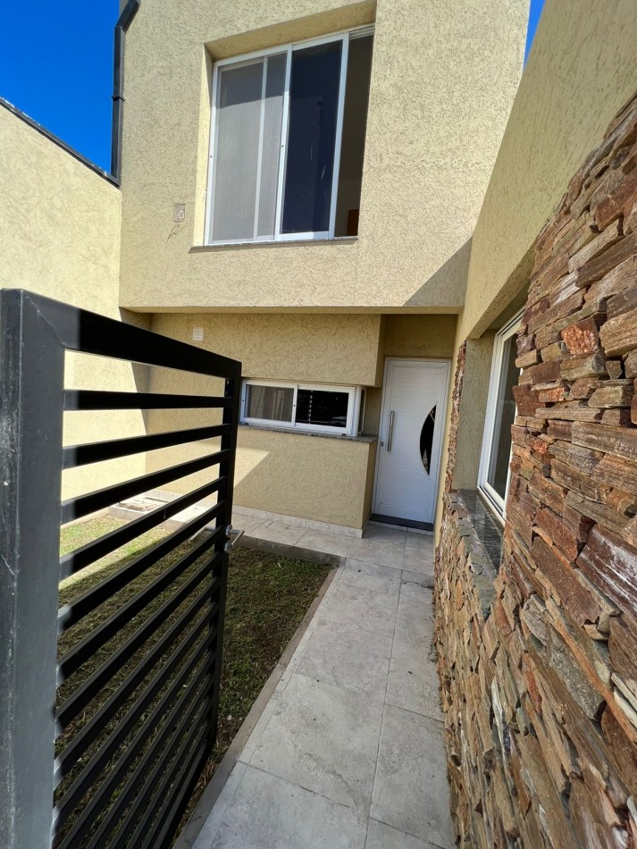 Venta Casa 2 Dormitorios con Cochera en Alvarez