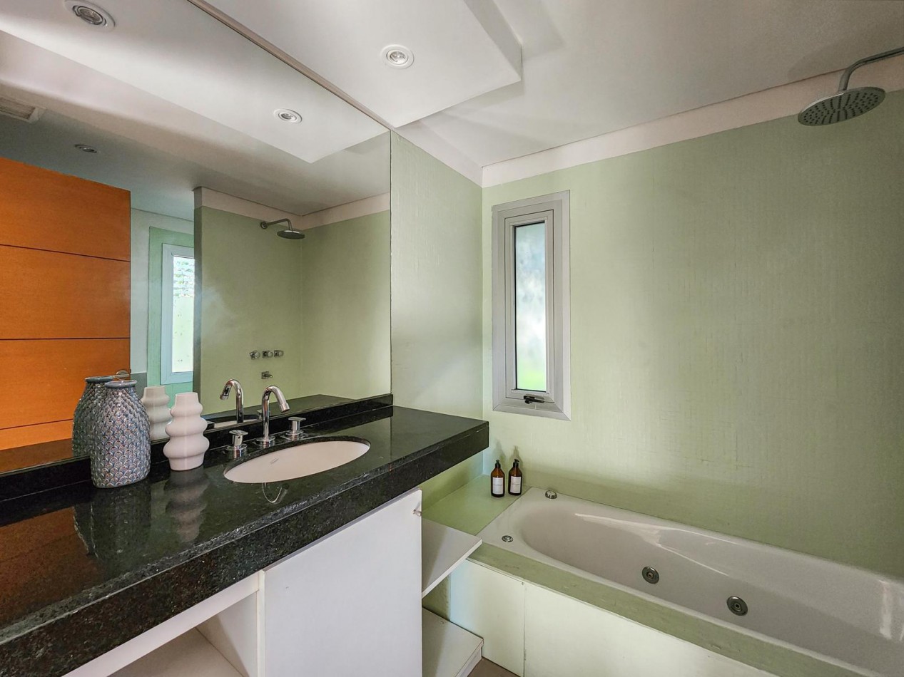 Venta Casa 3 Dormitorios con Pileta Funes Hill Miraflores