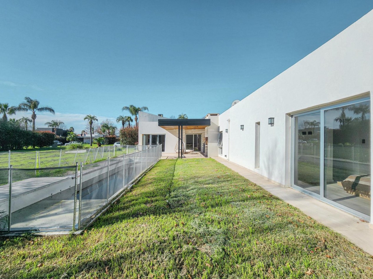 Venta Casa 3 Dormitorios con Pileta Funes Hill Miraflores