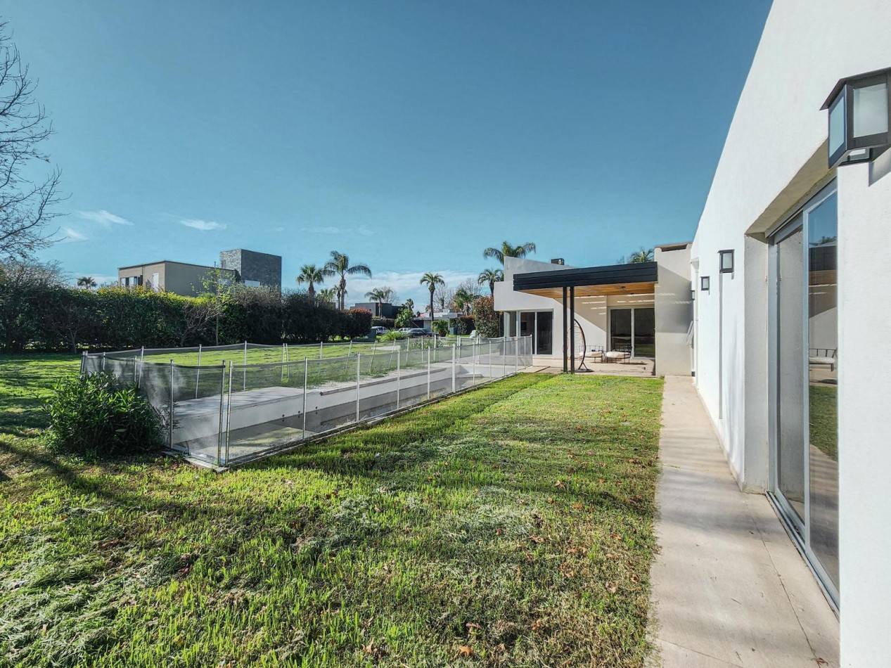 Venta Casa 3 Dormitorios con Pileta Funes Hill Miraflores