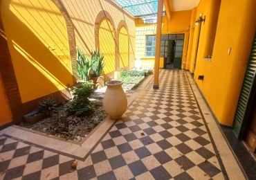 Casa 4 Dormitorios con Cochera, Jardin y Terraza en Barrio Arroyito